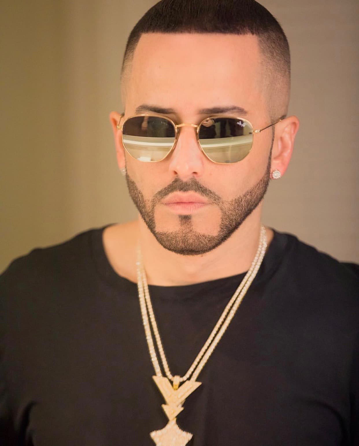 Estamos acostumbrados a ver a Yandel con una barba de candado cerrada.