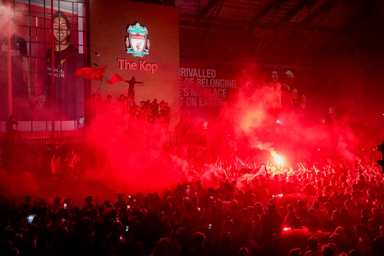 Fans del Liverpool son arrestados por festejar “violentamente”