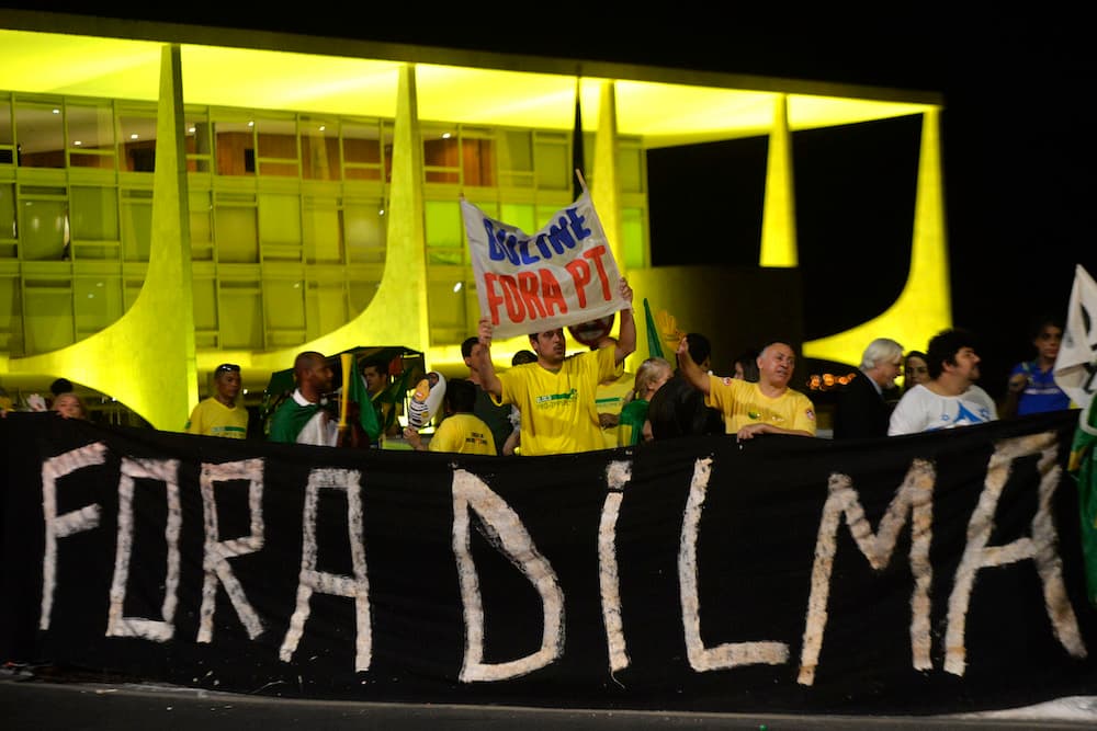 Detractores del Gobierno durante una manifestación frente el Palacio del Planalto en Brasilia, el martes.