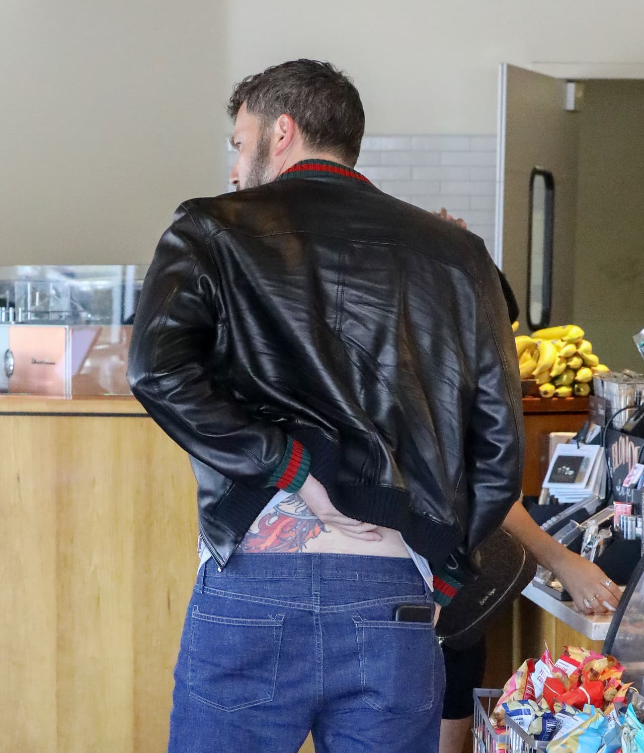 “¡Yo le diría eso! Como: ‘¿Qué estás haciendo? Tiene demasiados colores’. Sus tatuajes siempre tenían demasiados colores. No deberían ser tan coloridos, ¿me entiendes? Deberían ser más geniales”, comentó.