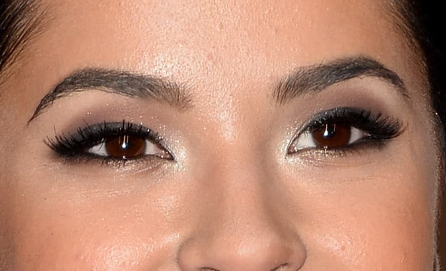 Esta joven cantante también hizo su debut en Latin GRAMMY en el año 2013. Te damos una pista, ella es una de las jóvenes promesas del pop y es novia de un futbolista.