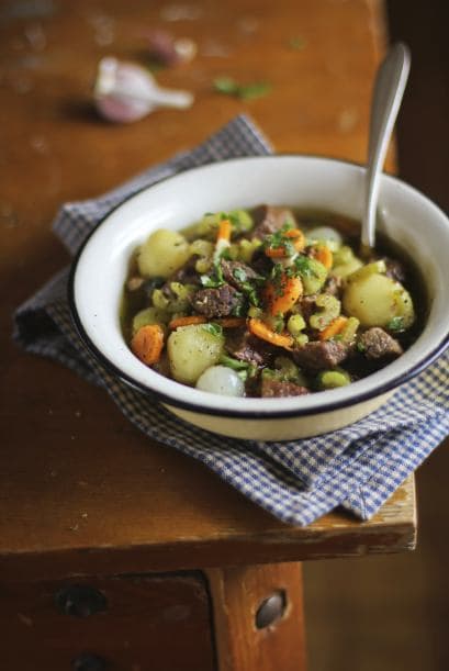 Luego agregas las papas y cuando estén cocidas añades el poro. antes de apagar el fuego retira el manojo de hierbas de olor y agregas perejil picado. Y listo.