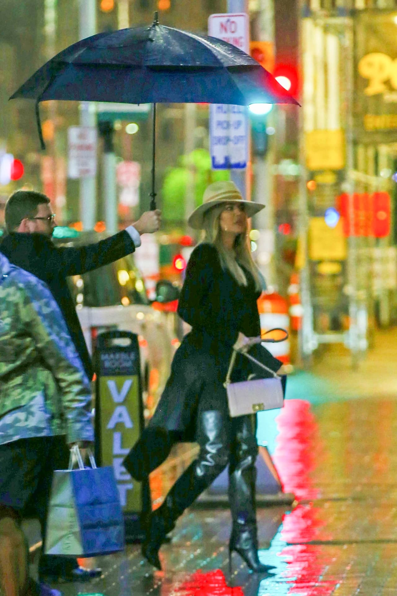 Aunque la empresaria ha estado publicando mensajes inspiracionales sobre el amor, la familia y la vida, que se han interpretado como indirectas ante esta situación, ninguno de los dos ha hablado públicamente sobre el escándalo y el futuro de su relación.