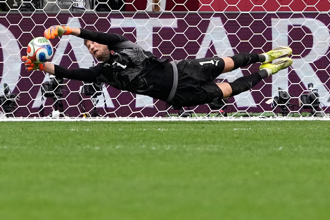 El colombiano Cucho Hernández no logra marcar ante el suizo Gregor Kobel durante la tanda de penales del partido de octavos de final de la Copa del Mundo entre Suiza y Colombia, en Vancouver, Columbia Británica, el martes 7 de julio de 2026.