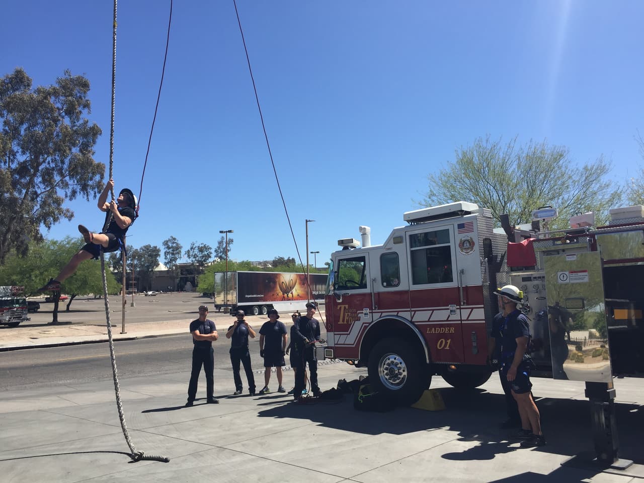 Bomberos de Tucson pratican acrobacias con los acróbatas del Cirque du Soleil