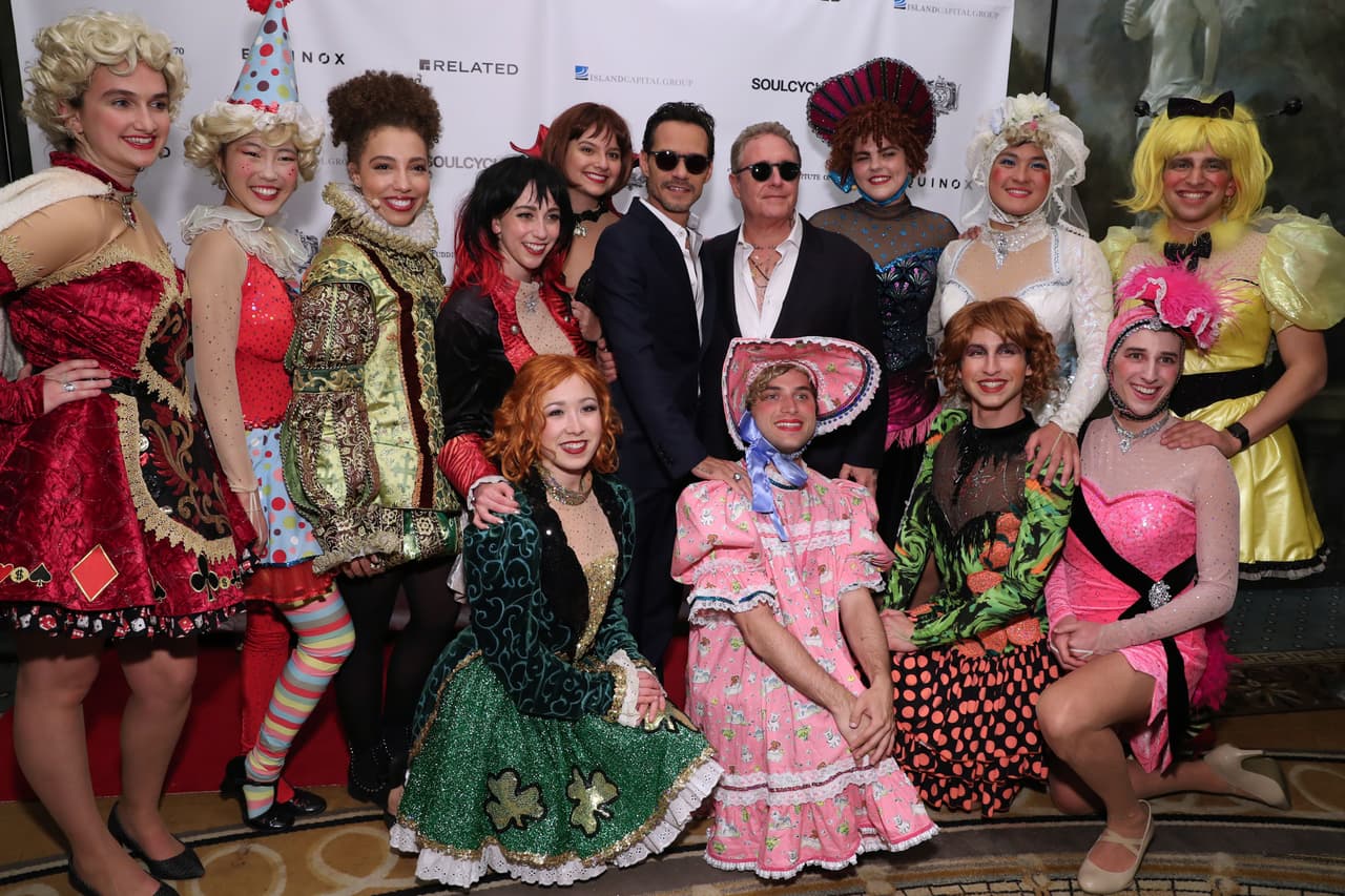Marc Anthony y Andrew L. Farkas posaron con integrantes del Hasty Pudding Theatricals.