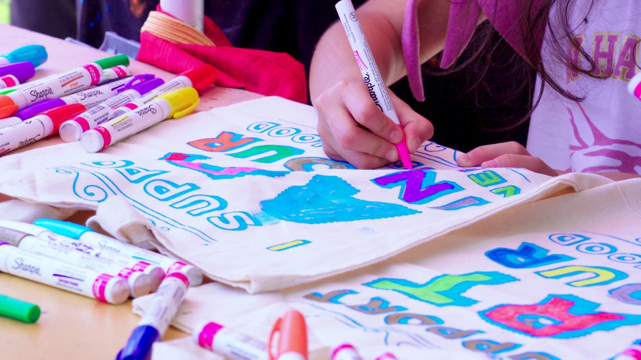 William Estrada y su carrito móvil de arte.