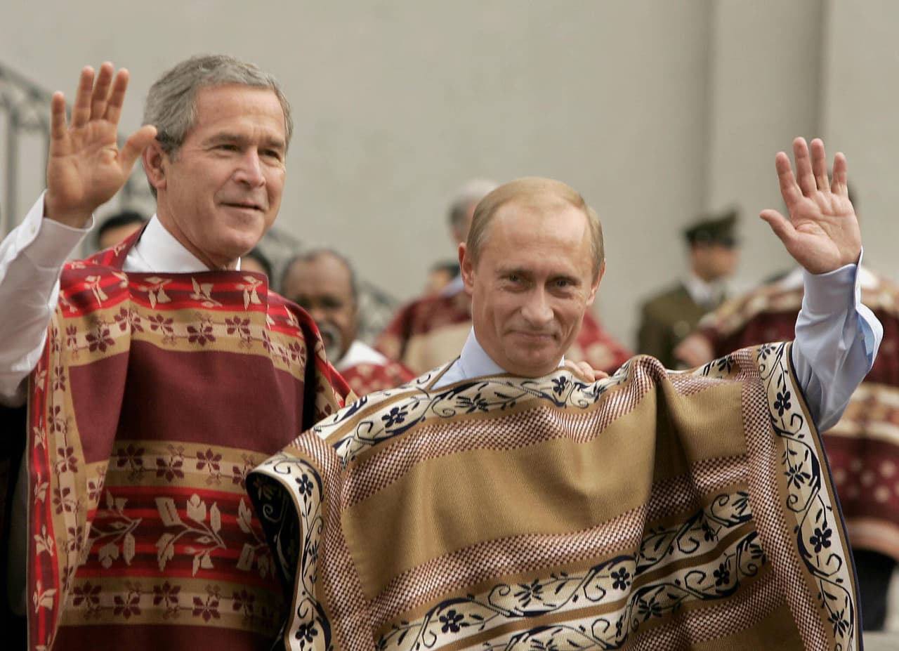 Los mandatarios juntos en un encuentro de los líderes de la APEC, esta vez en noviembre de 2004 en Santiago de Chile.