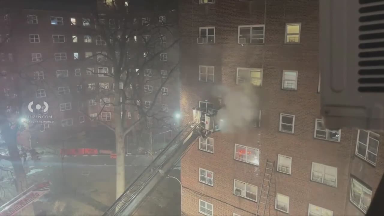 Incendio en edificio de vivienda pública del Bronx deja un hombre muerto esta madrugada