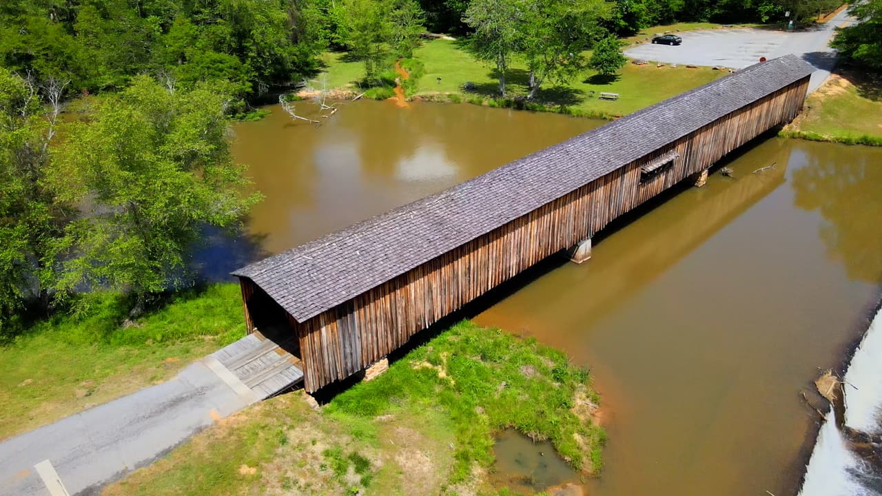 La principal atracción del parque, que cuenta con 1,118 acres, es el puente de madera cubierto de 229 pies sobre el río South Fork, el cual le da su nombre: el Watson Mill Bridge.