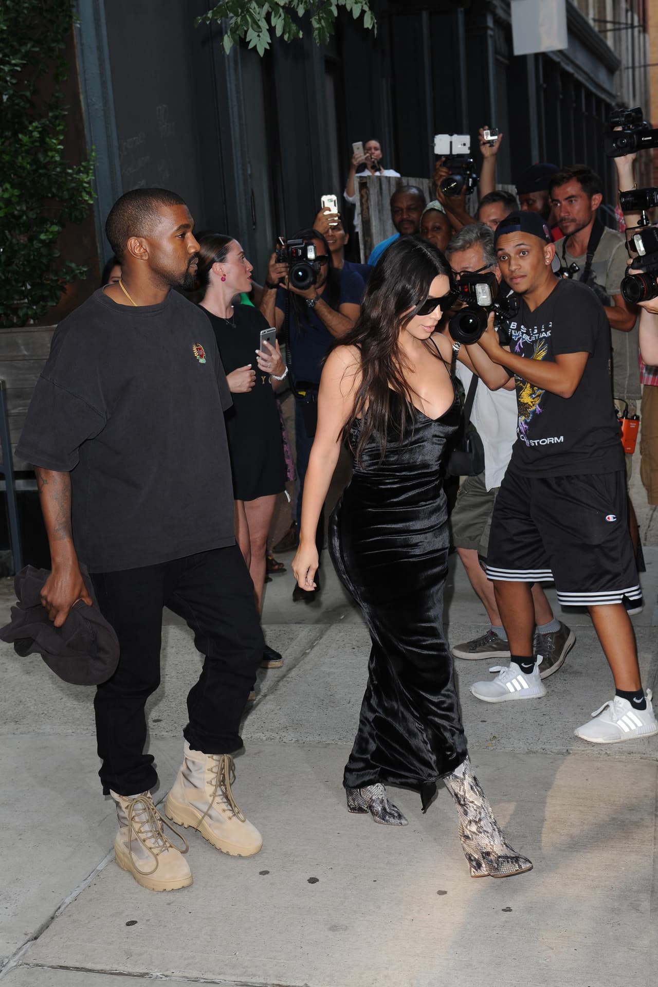 Todos quieren una foto de la famosa pareja.