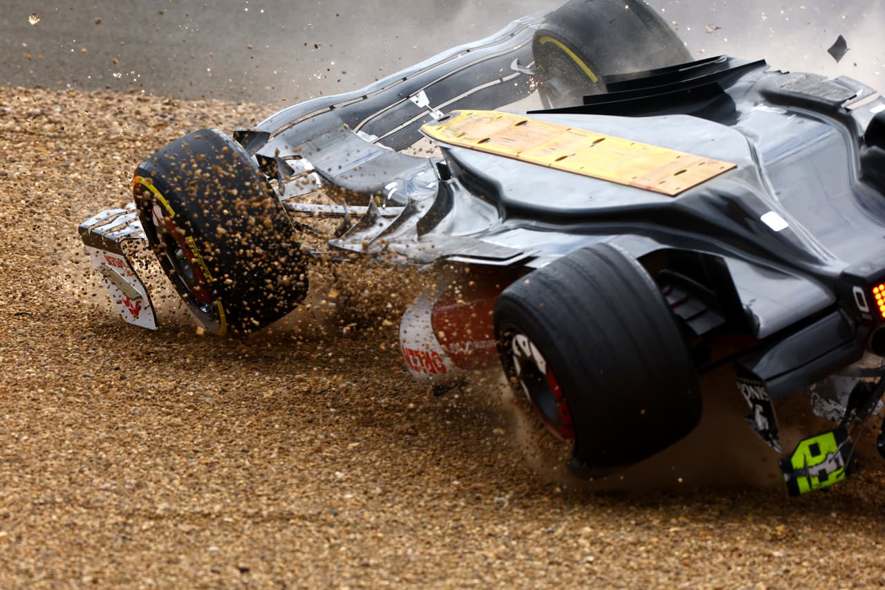 El GP de Gran Bretaña se vio interrumpido poco después de darse la salida a causa de un accidente que afectó a varios pilotos.