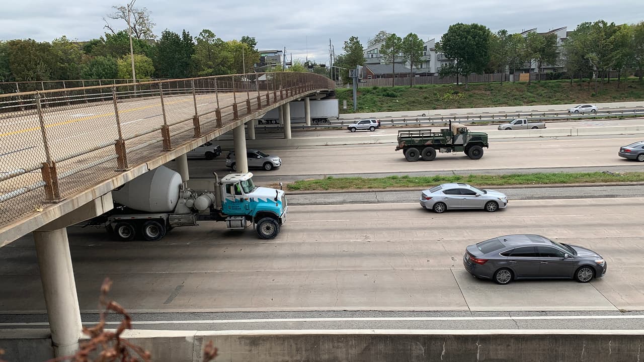 Joven sube a bailar a un tráiler en movimiento y muere al caer sobre la autopista 59 en Houston