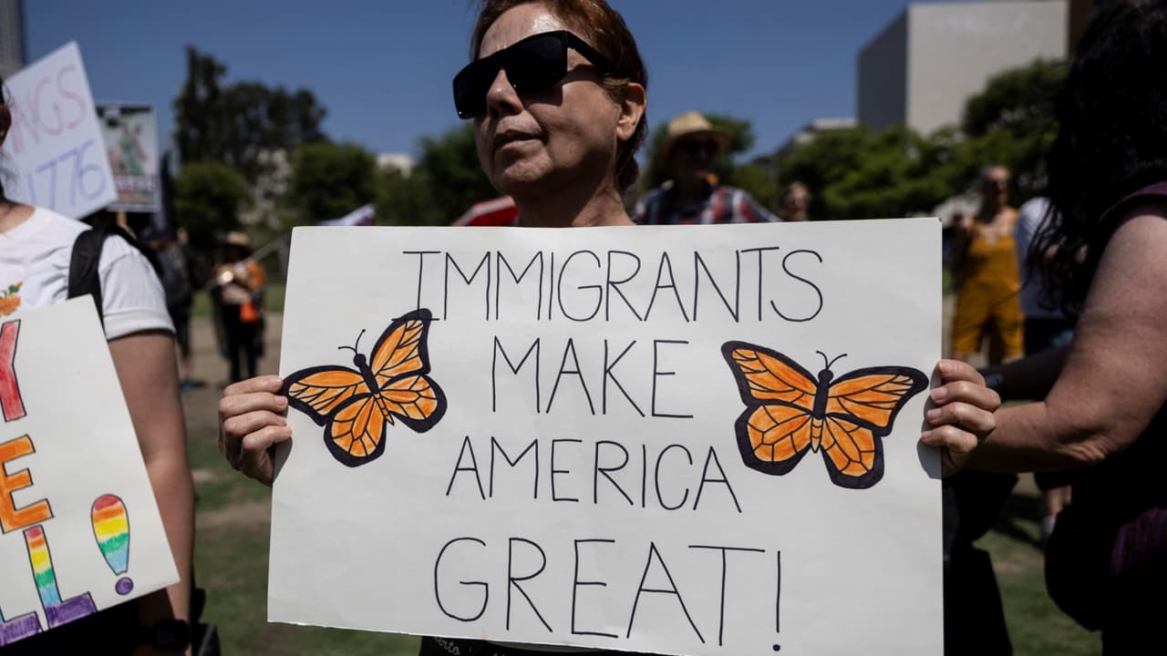 Apoyo y esperanza para familias hispanas en medio de crisis emocional y económica en Navidad