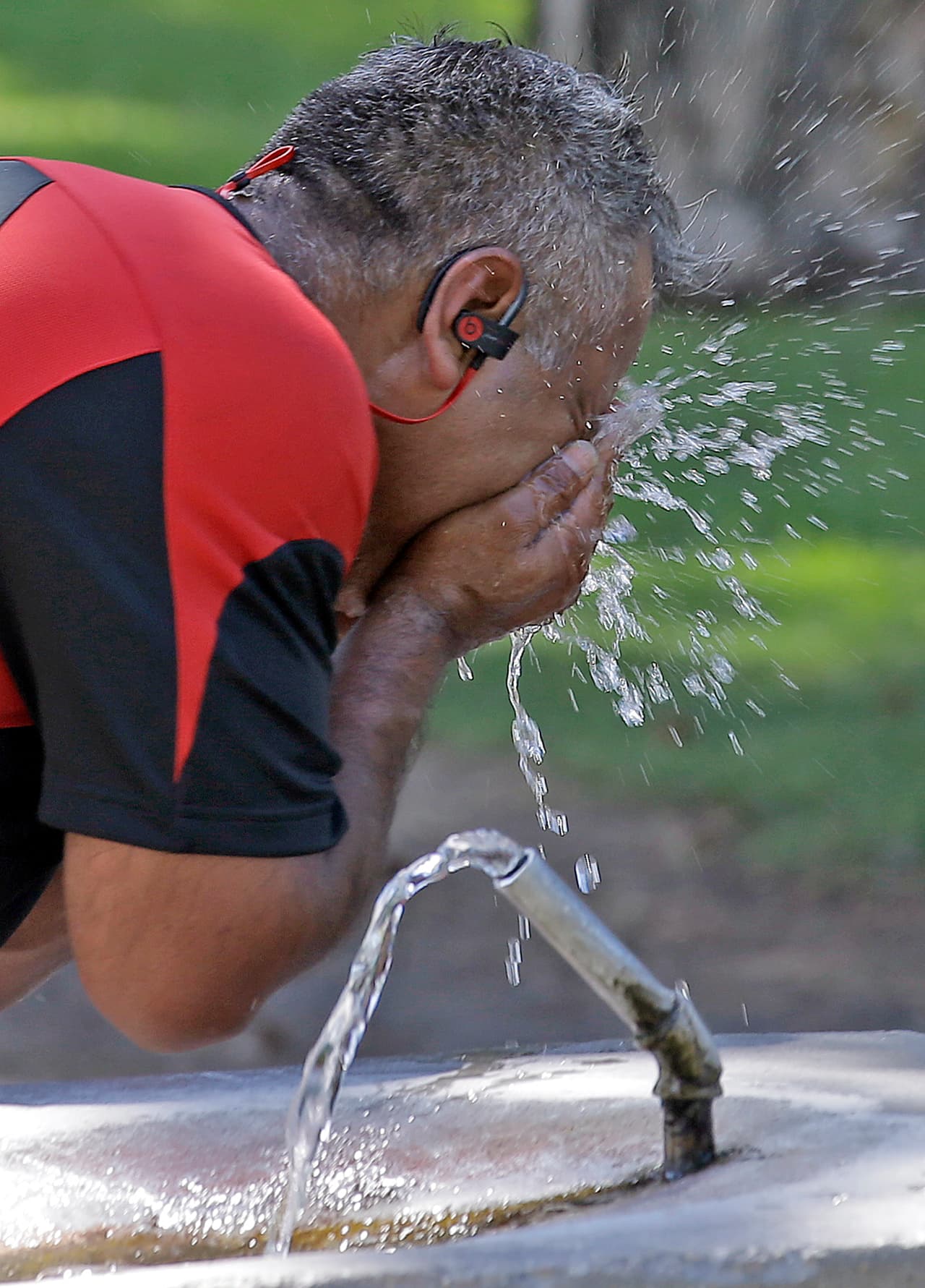 Las autoridades de salud están pidiendo extremar las medidas de precaución 
<b><a href="http://www.univision.com/los-angeles/kmex/noticias/ola-de-calor/15-lugares-donde-puedes-refugiarte-en-los-angeles-de-la-ola-de-calor-con-aire-acondicionado-y-gratis-fotos" target="_blank">para evitar el golpe de calor</a></b>.