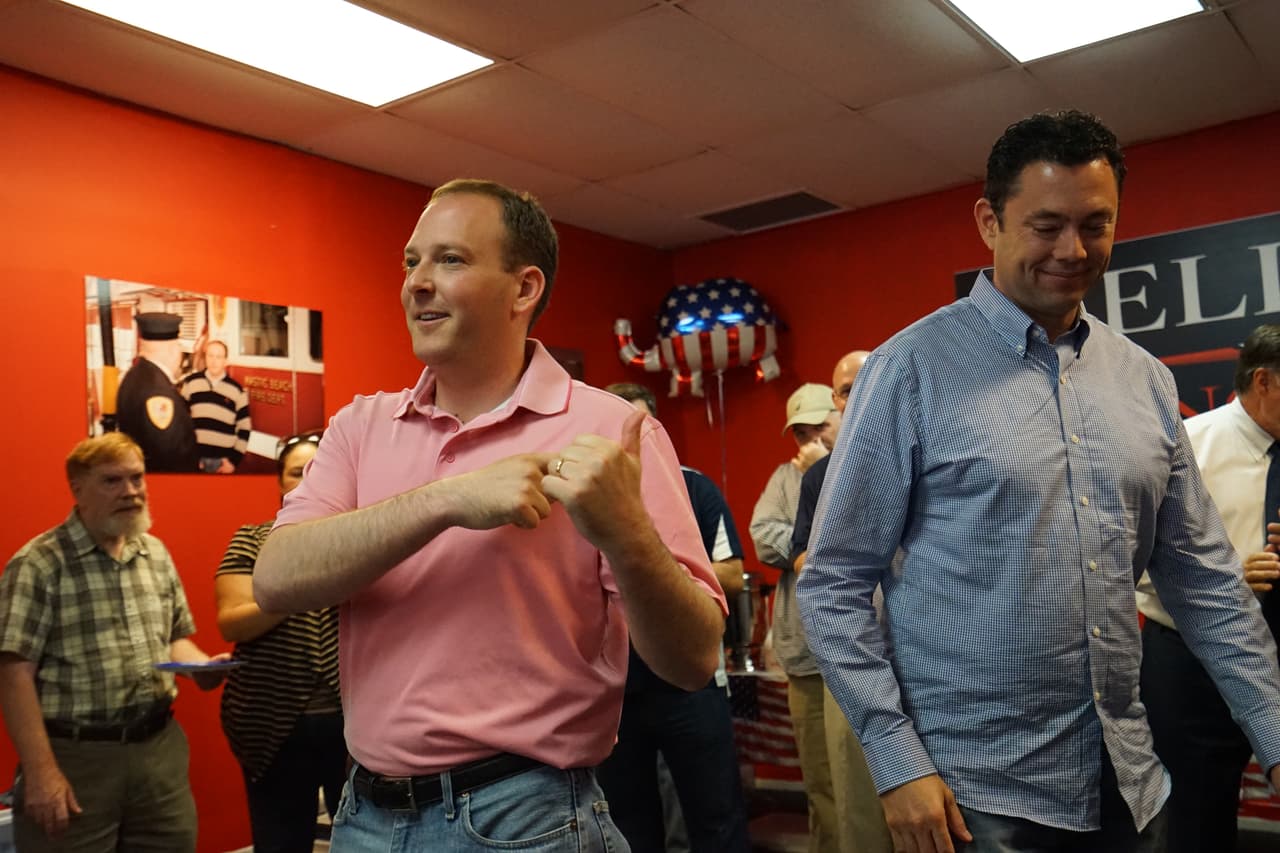 Los congresistas Lee Zeldin y Jason Chaffetz en la oficina de campaña de Shirley.