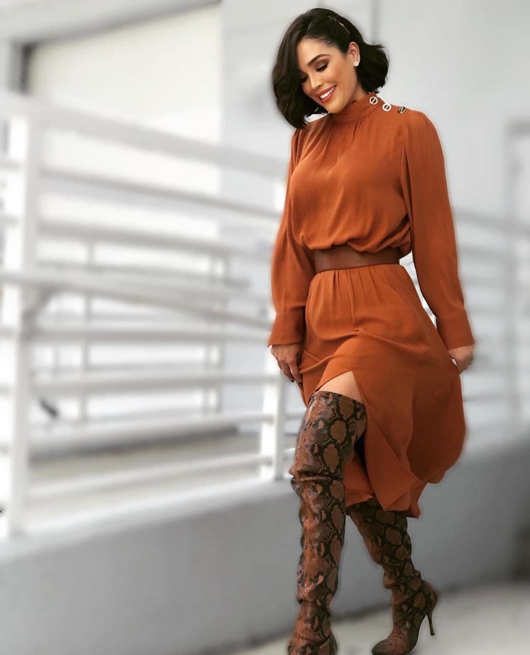 Una tendencia que ha tomado fuerza conforme avanza la temporada es el 'animal print'. Aquí, Karla prefirió llevarla en el calzado y equilibrar el look con un tono liso.