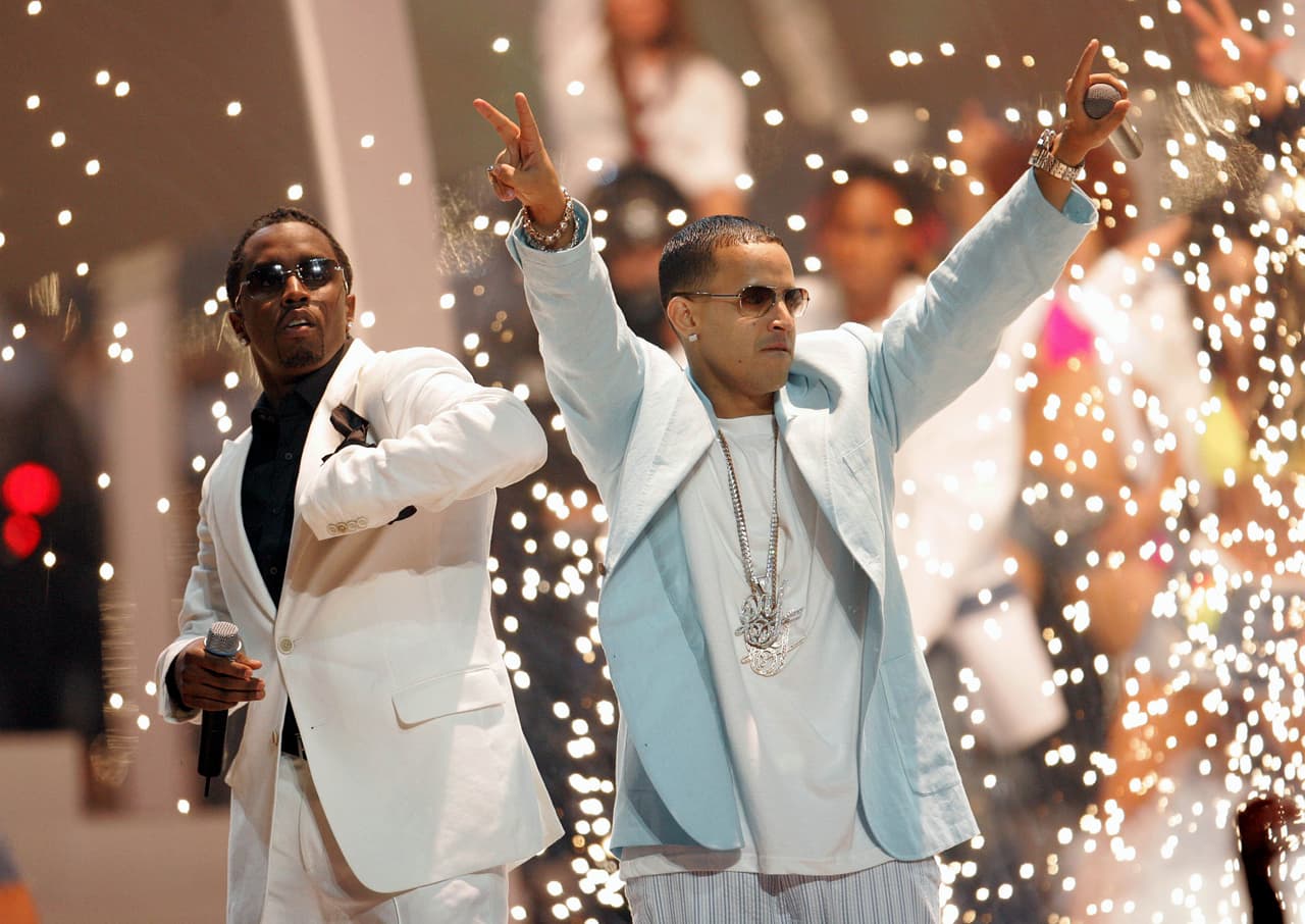 Además de los temas grabados, Daddy Yankee también ha conquistado el escenario en compañía de sus colegas. En 2015 interpretó el tema 'Gasolina' al lado de Puff Diddy (Sean Combs), durante los premios Billboard.