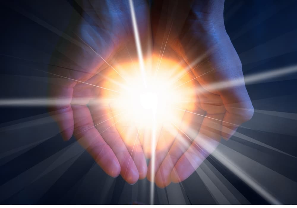 Todo esto suele proyectarse en nuestra aura, y en el magnetismo que estamos emitiendo constantemente, como magnetos o imanes, verdaderos emisores de energía que se extienden a nuestro alrededor.