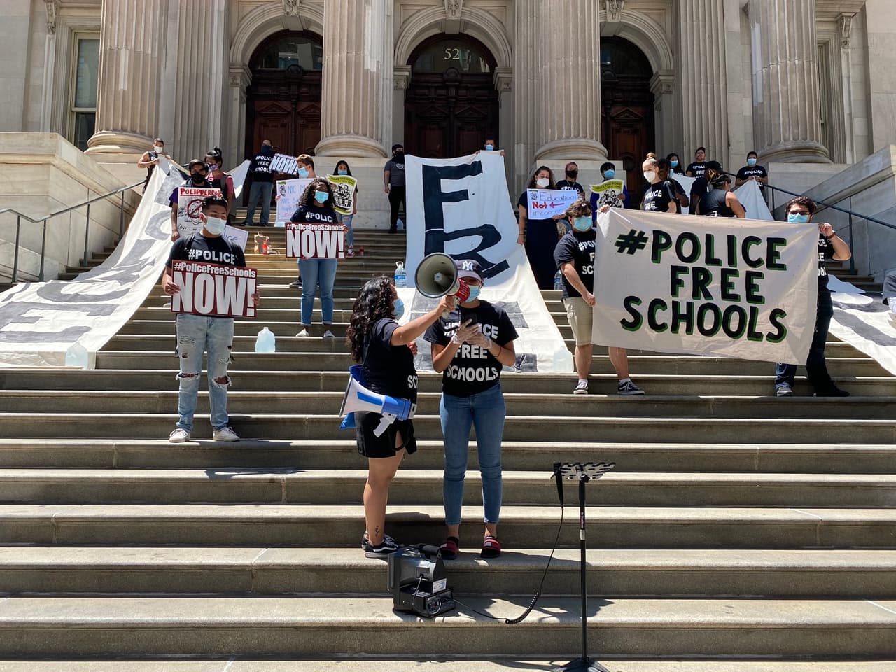 Estudiantes de NYC se unen en protesta para exigir escuelas libres de policías 