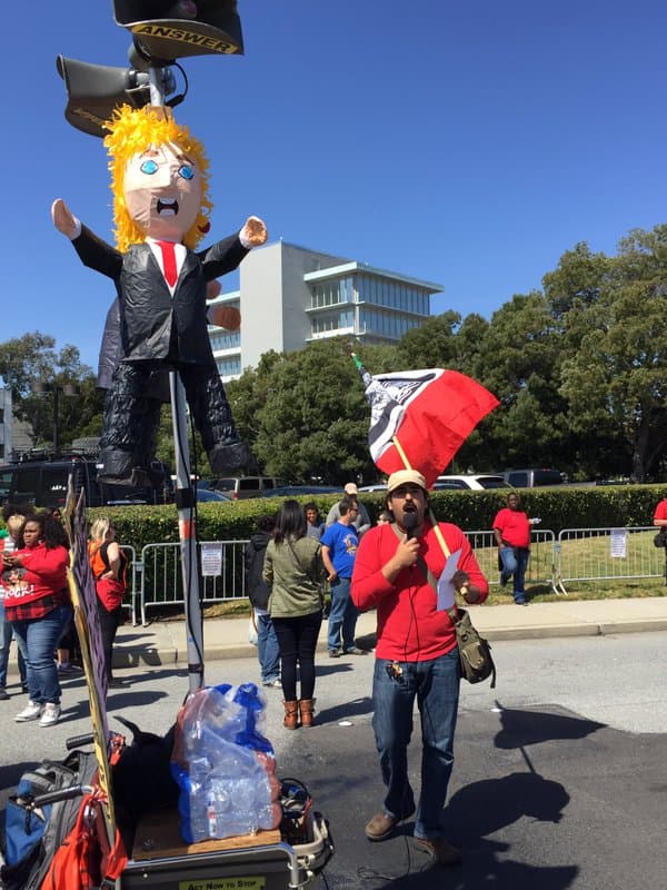 Cientos de personas se congregaron afuera del hotel en el que el precandidato republicano dará un discurso como parte de su participación en la convención republicana en California.