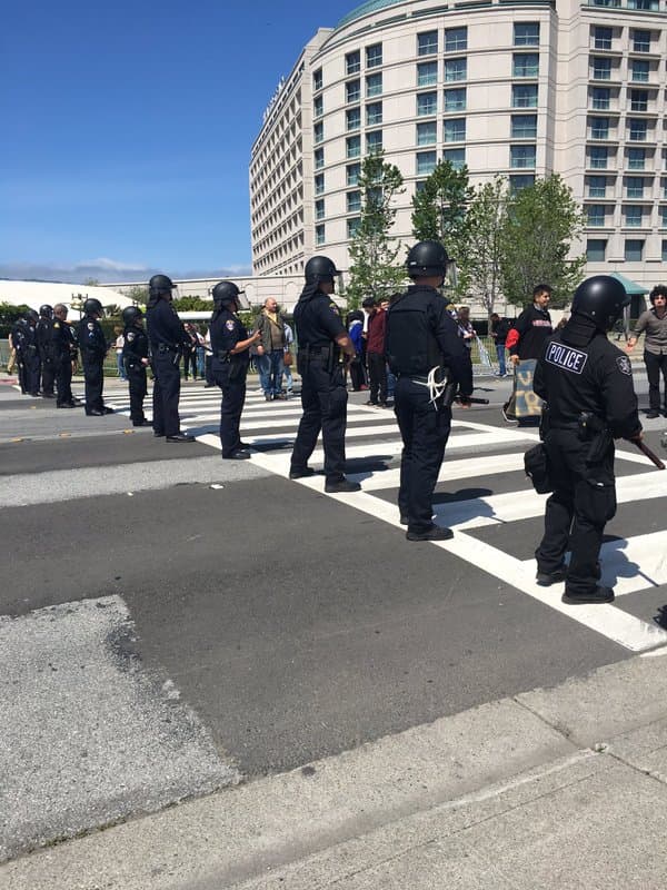 Cientos de personas se congregaron afuera del hotel en el que el precandidato republicano dará un discurso como parte de su participación en la convención republicana en California.