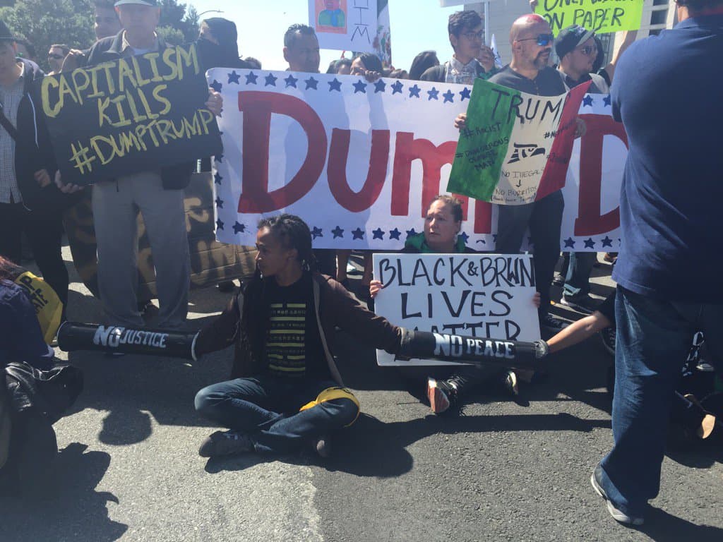 Cientos de personas se congregaron afuera del hotel en el que el precandidato republicano dará un discurso como parte de su participación en la convención republicana en California.