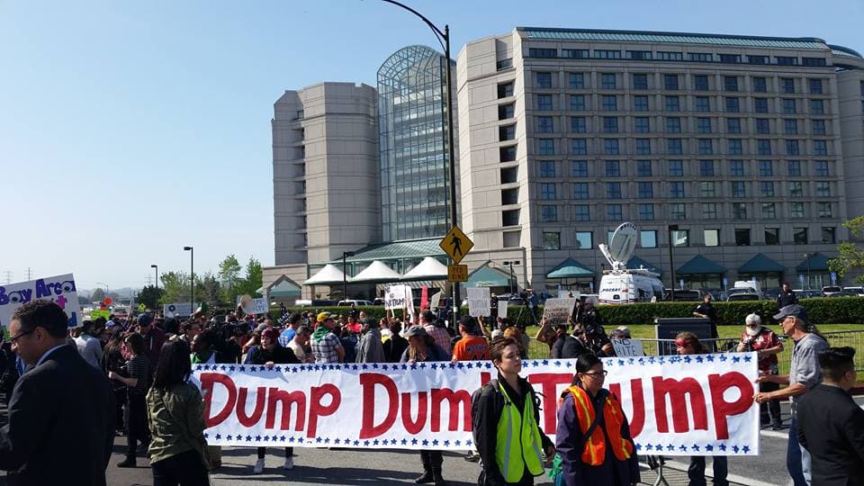 Cientos de personas se congregaron afuera del hotel en el que el precandidato republicano dará un discurso como parte de su participación en la convención republicana en California.