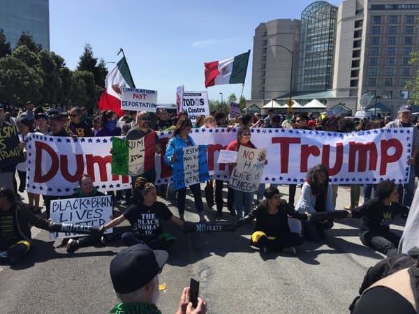 Cientos de personas se congregaron afuera del hotel en el que el precandidato republicano dará un discurso como parte de su participación en la convención republicana en California.