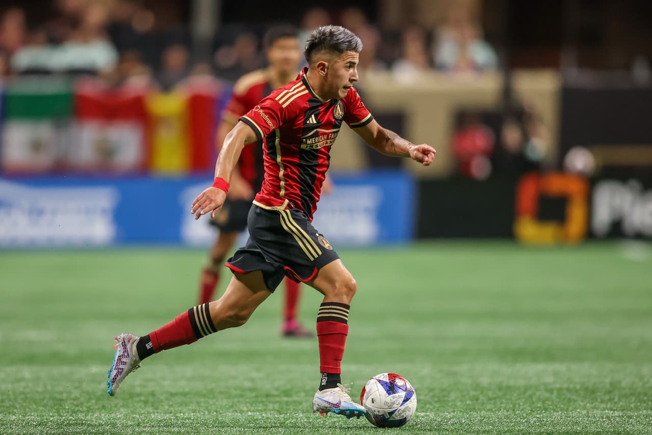 ¡La pelota siempre a Almada! Atlanta sigue invencible con la presencia del campeón del mundo