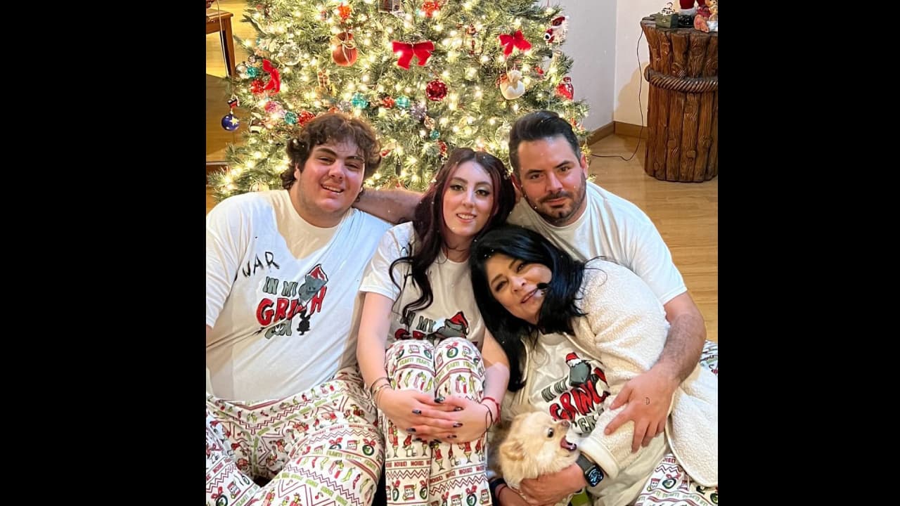 Victoria Ruffo posa sin Omar Fayad en Navidad, desata rumores de separación