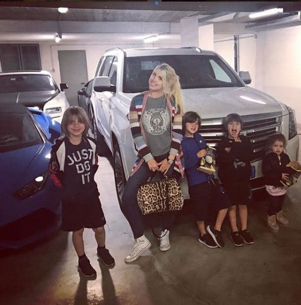 Los cuales son usados constatemente por
<b> la 'socialité' y sus hijos </b>a menudo.