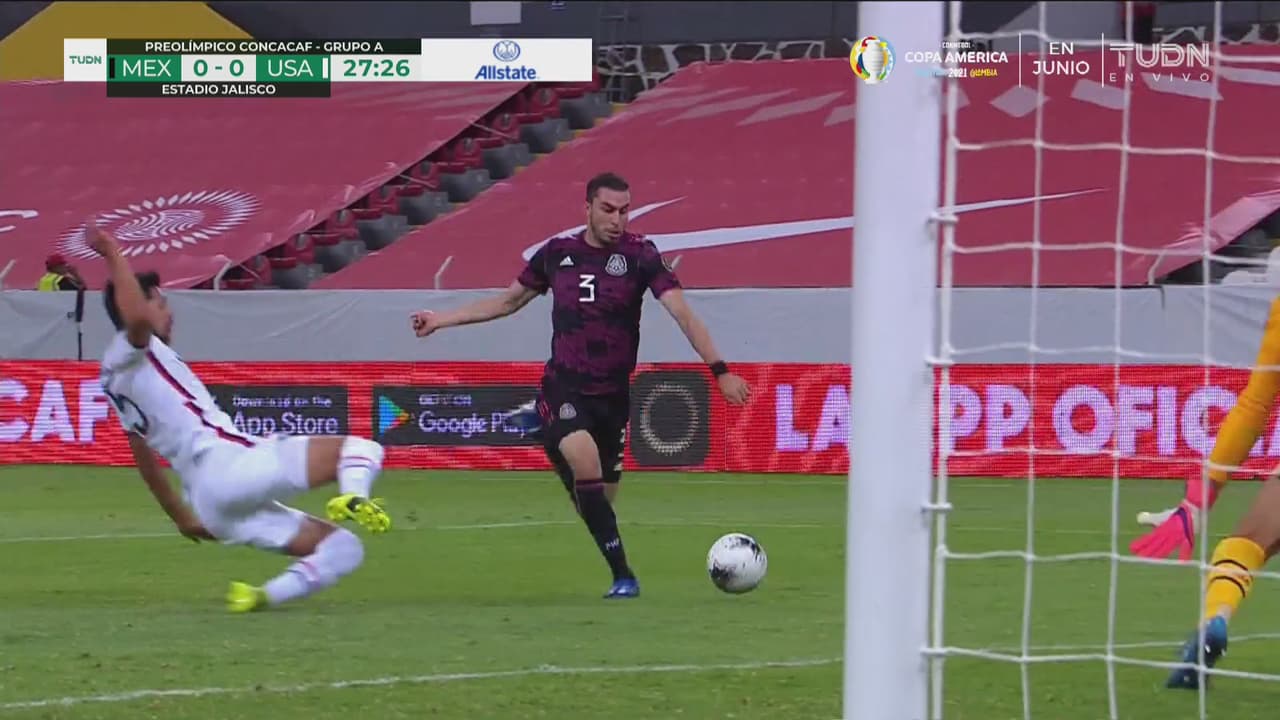 ¡Pineda espectacular! Barre sobre Mayorga para evitar el gol de México