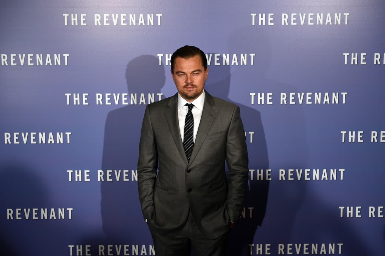 Impecable con un traje gris oscuro.