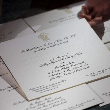 Cerca de 600 personas fueron invitadas a 
<b><a href="https://www.univision.com/estilo-de-vida/bodas/asi-sera-la-boda-del-principe-harry-y-meghan-markle-guia-para-no-perder-un-detalle-del-evento">la ceremonia religiosa</a></b> en la que el príncipe Harry y Meghan Markle unirán sus vidas el 19 de mayo en la capilla San Jorge, en el castillo de Windsor.