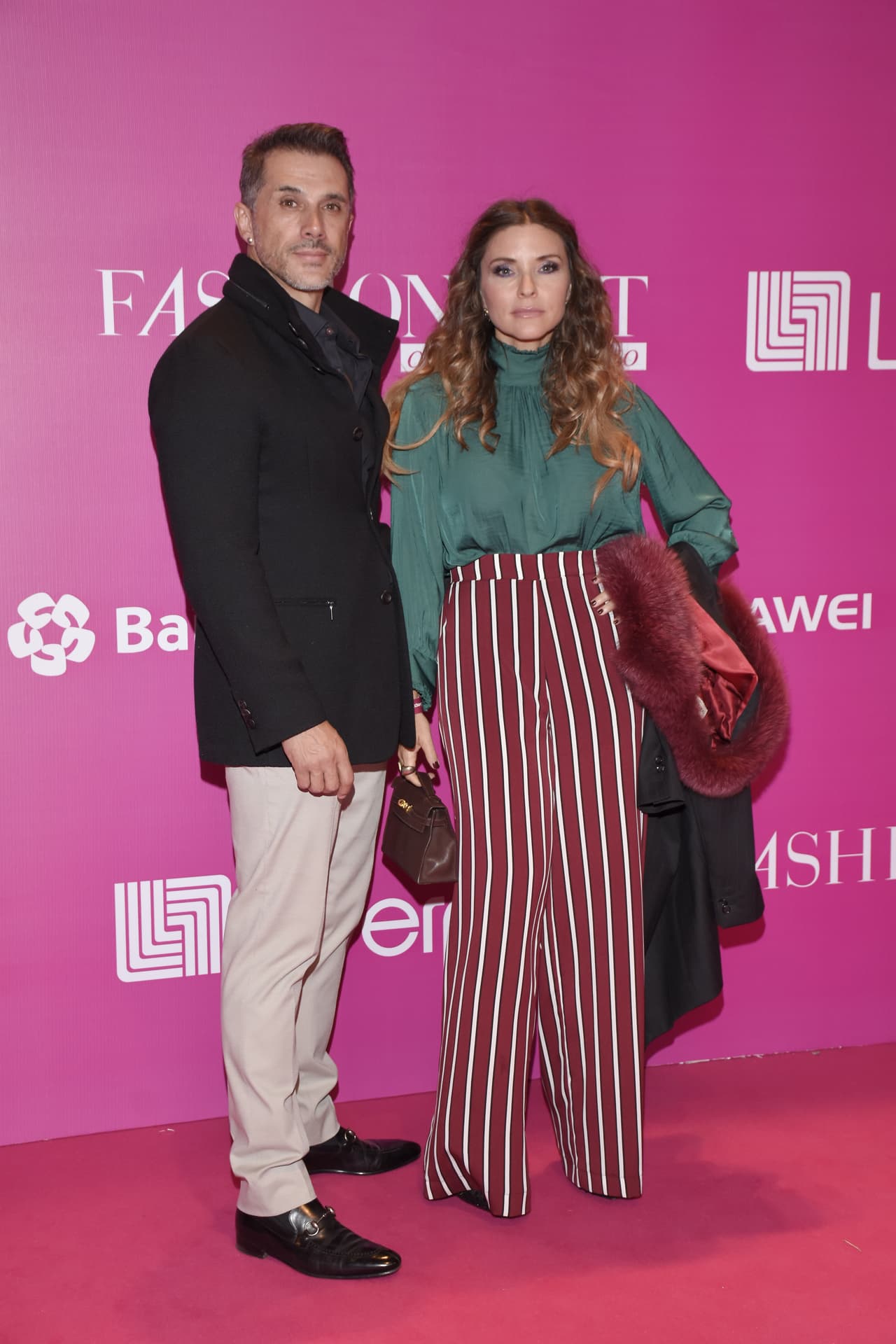 Después de cinco años de conocerse, informaron que se casarían en la Riviera Maya "con gente allegada a ellos". En 2007 Issabela Camil se convirtió en madre de su primera hija, Camila Antonia, y cuatro años más tarde recibió a Victoria.