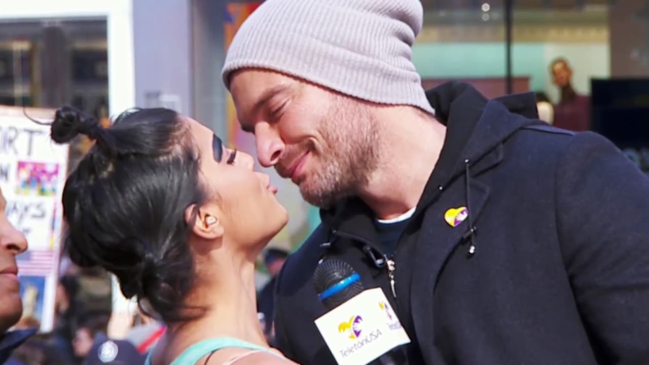 A punto de darse su primer beso, ambos decidieron posponer el momento y fue más tarde, durante una demostración de baile , cuando Mela robó un beso a Julián.