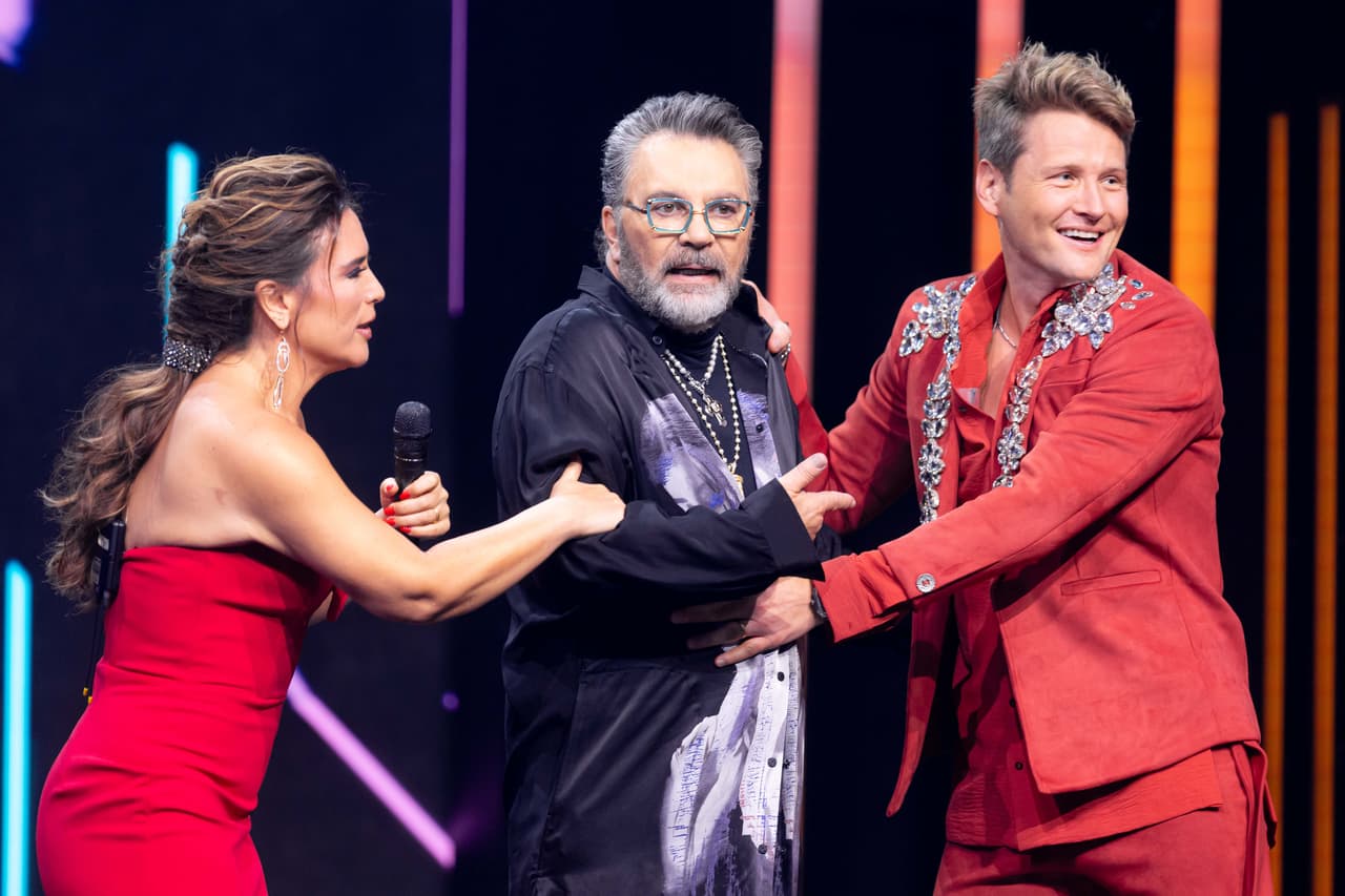 <b>Yahir le llevó flores a Lucerito y enfureció a su papá </b>
<br>
<br>En el capítulo 4 de Juego de Voces 2025, los compañeros de equipo siguieron provocando los celos de Mijares. Antes de que Lucerito se apoderara del escenario, 
<a href="https://www.univision.com/shows/juego-de-voces/juego-de-voces-2025-yahir-y-lucerito-cantan-juntos-capitulo-3-segunda-temporada-mijares-ataque-de-celos">Yahir le dio un ramo de flores blancas</a> para desearle buena suerte en su reto. 
<br>
<br>El gesto enfureció al padre de la joven de 20 años, quien cruzó el foro con intenciones de encarar al cantante de ‘Alucinado’. 
<br>