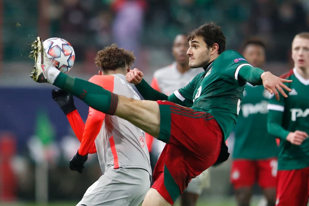 Berisha (28’, 41’) marcó doblete, Miranchuk (79’) descotó por la vía penal y Adeyemi (81’) selló la victoria. Con este triunfo, obligan a los del ‘Cholo’ a obtener un buen resultado ante el Bayern para pensar en la siguiente ronda.