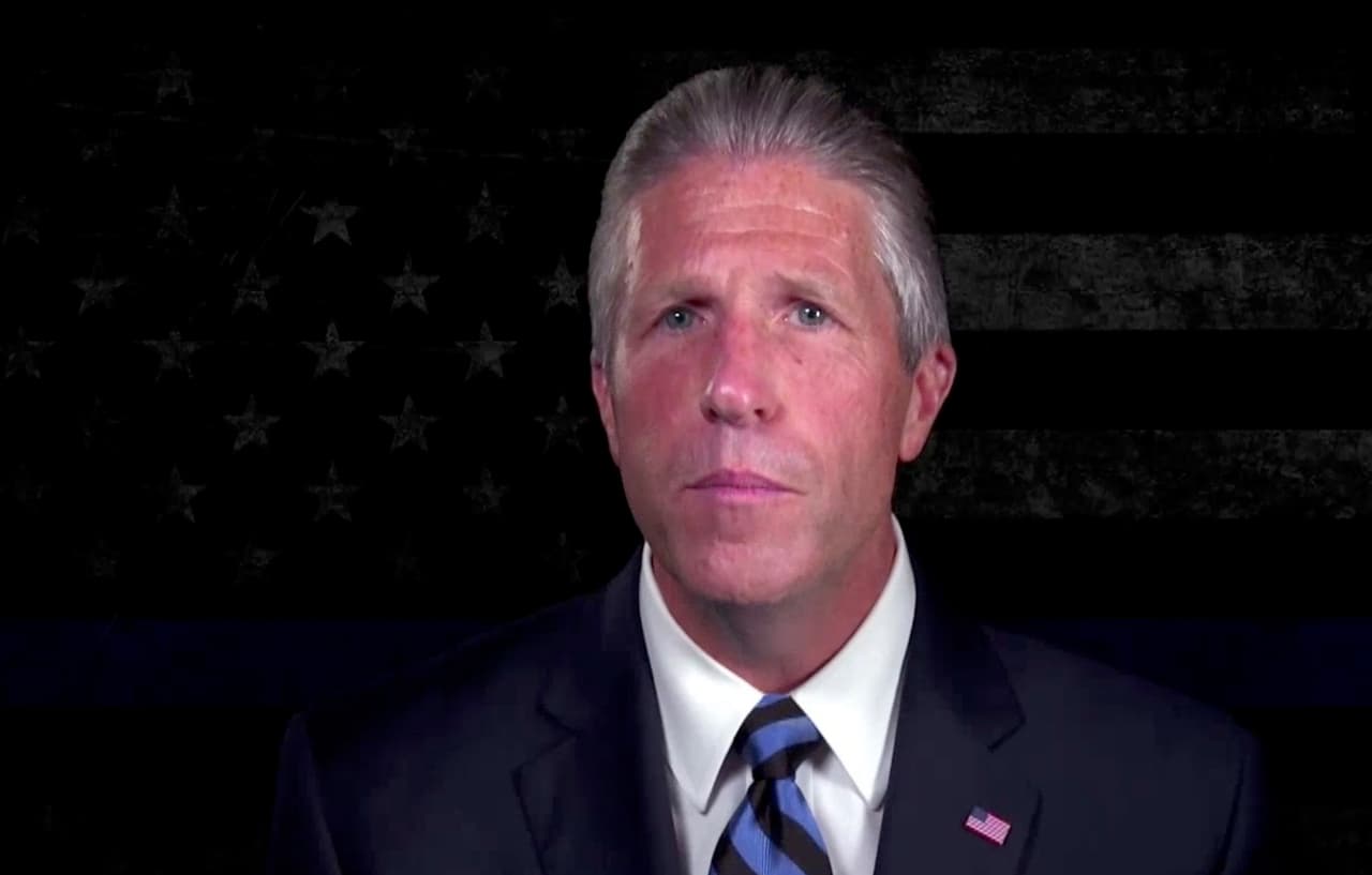 Pat Lynch, presidente del sindicato de policías de Nueva York, dijo que mientras los demócratas han abandonado a los policías, el presidente Donald Trump los sigue apoyando.