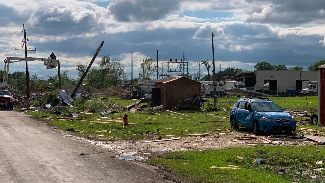 Las cuadrillas de limpieza ya empiezan a mover escombros.
