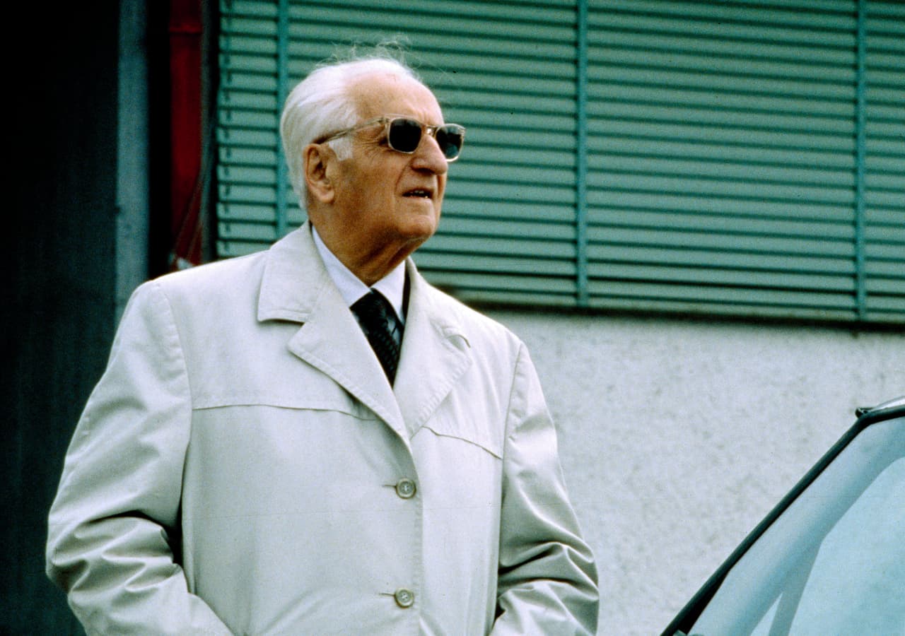 <b>Enzo Ferrari:</b>
<br>Otro dato popular del Ferrari F40 es que fue el último carro aprobado personalmente por Enzo Ferrari, quien murió el 14 de agosto de 1988. Se dice que ‘Il Commendatore’ nunca tomó vacaciones y era muy estricto como padre y como jefe. Una de sus frases más conocidas es “Si puedes imaginarlo, lo puedes hacer”.