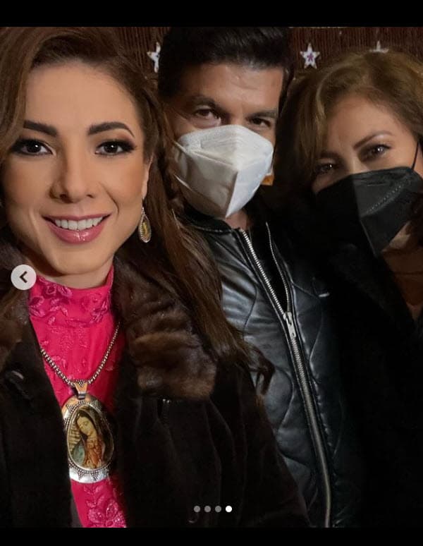 "A ella que es el más grande ejemplo de amor, fe y humildad sobre la tierra, acompañada por mis padres y mi hermana Úrsula".
<br>