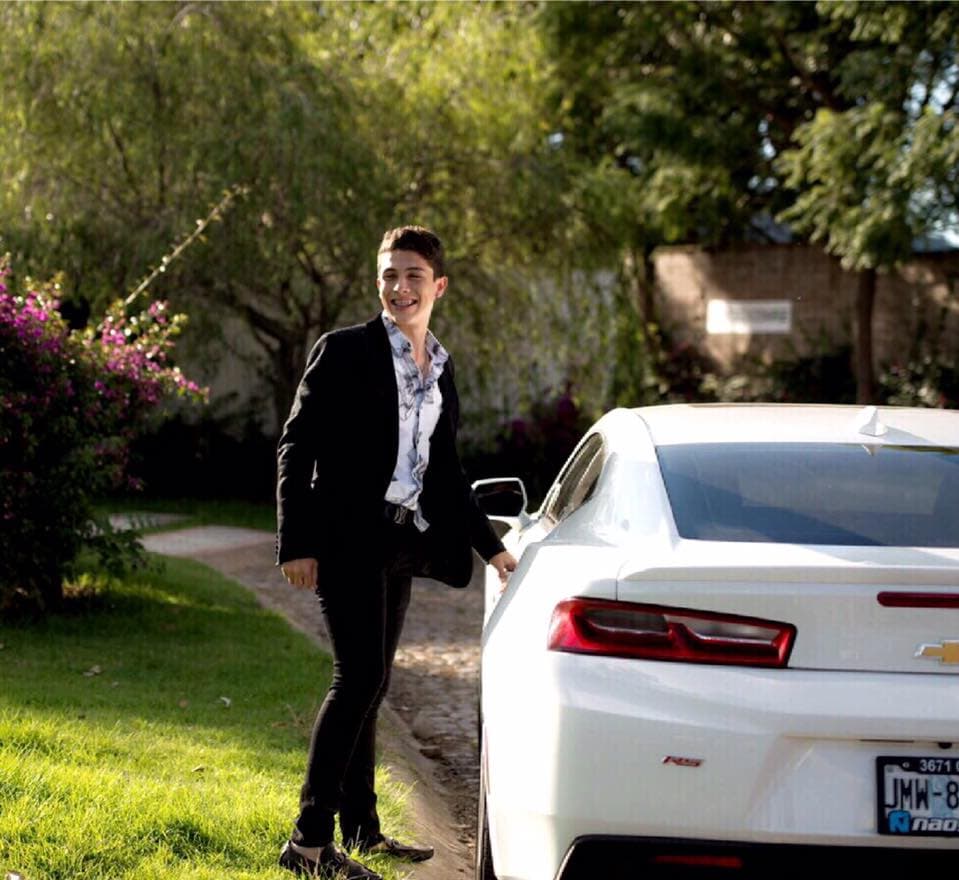 Cornelio Vega Jr. nació el 9 de abril de 1999 en Ciudad Obregón, Sonora, México. Como 'millennian' del regional mexicano, sus primeros pasos los dio a través de su canal de Youtube, en el que compartió la canción 'A partir de hoy'.