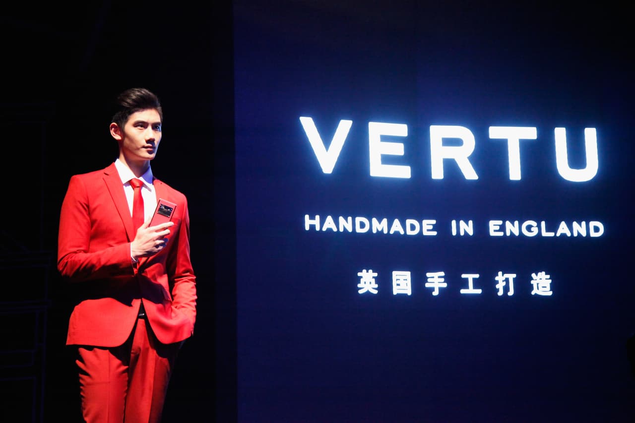 <b>Vertu.</b> Fue establecida en 1998 por Nokia como su marca de teléfonos de lujo. Los aparatos a menudo se ofrecían cubiertos de joyas y metales preciosos, y costaban más de 10,000 dólares. Eran difíciles de vender, en parte debido al alto precio, pero también porque su tecnología era inferior a otras marcas. Fue vendida a un fondo con sede en Hong Kong en 2015 y luego a un empresario turco en 2017. Ese año se reveló que la compañía tenía más de 130 millones en deuda y fue liquidada.
<br>