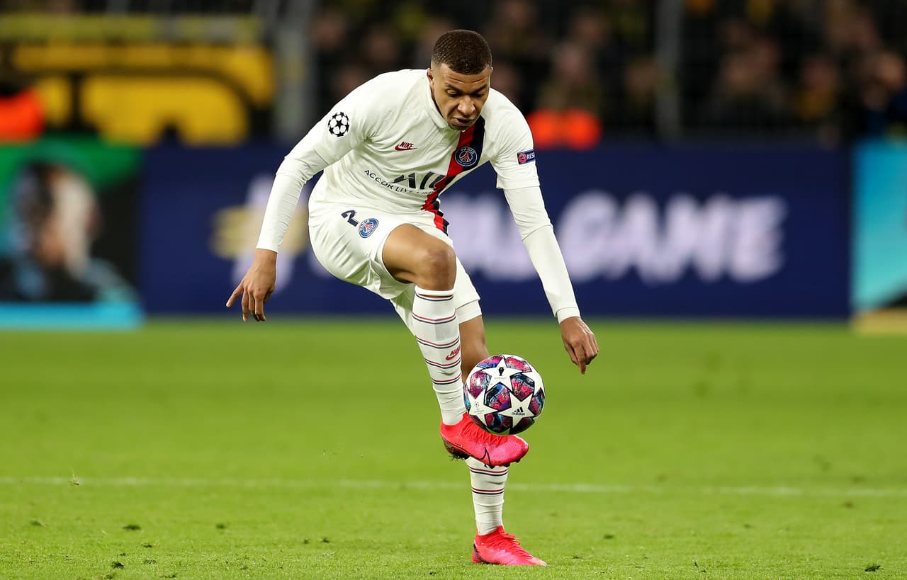 <b>Kylian Mbappé (Delantero):</b> actualmente es campeón del mundo tras haber alcanzando la gloria máxima de un futbolista con tan sólo 19 años, sigue dando cátedra a su corta edad en el Paris Saint-Germain y ahora debe mantener la regularidad que lo podría llevar a romper todo tipo de marcas. Tan simple como esto: tiene una Copa del Mundo que no poseen ni Messi, ni Cristiano. En diciembre cumplirá 22 años.
