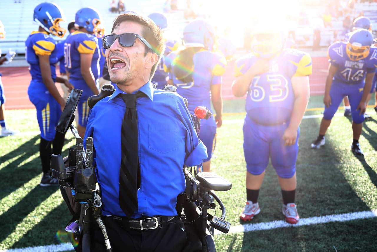 Rob Méndez nació con el síndrome de tetra-amelia, un raro trastorno congénito que impide la formación de miembros durante el desarrollo embrionario. Sin embargo, eso no le impidió convertirse en entrenador de fútbol.