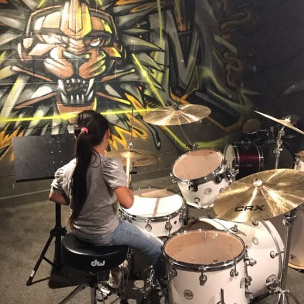 <b><a href="https://www.univision.com/entretenimiento/mira-como-la-hija-de-alicia-machado-hizo-bastante-dinero-para-los-ninos-de-mexico-y-puerto-rico">Alicia</a></b> apoya los sueños e inquietudes de su hija, por eso aplaude que tome clases de música: está aprendiendo a tocar la batería.