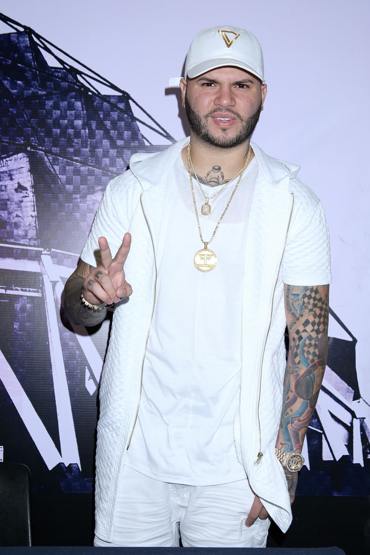 "Mi círculo se ha ido cerrando poco a poco, al punto que me siento mejor solo y me da pena porque traté de ayudar a mucha gente, pero esa ayuda la mal utilizaron. Y cuando uno ve que ya piden por abuso o uno no puede dar porque está comprometido, uno es el malo", escribió en su cuenta de Instagram.