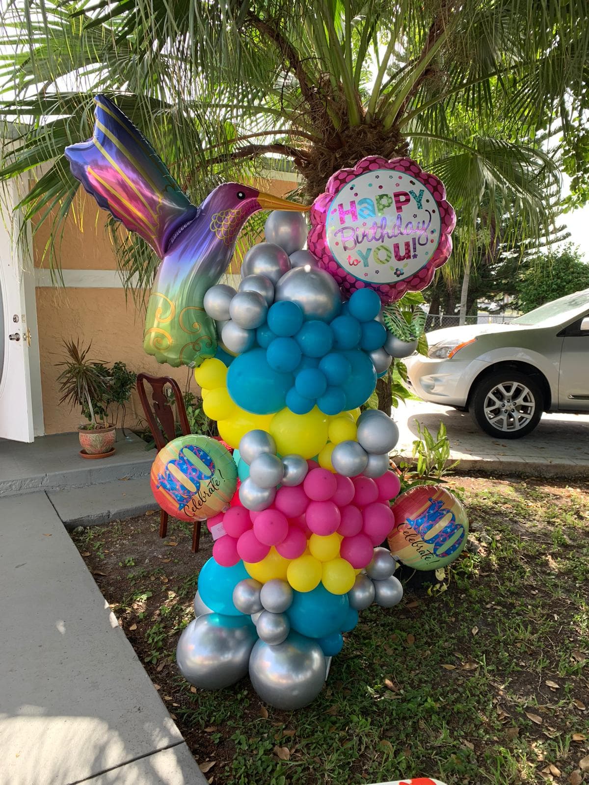 Detalles hermosos por todos el jardín animaron el festejo de doña Mercedes.